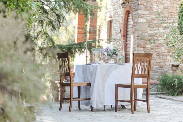 outdoor wedding tuscany set up gold and lilac