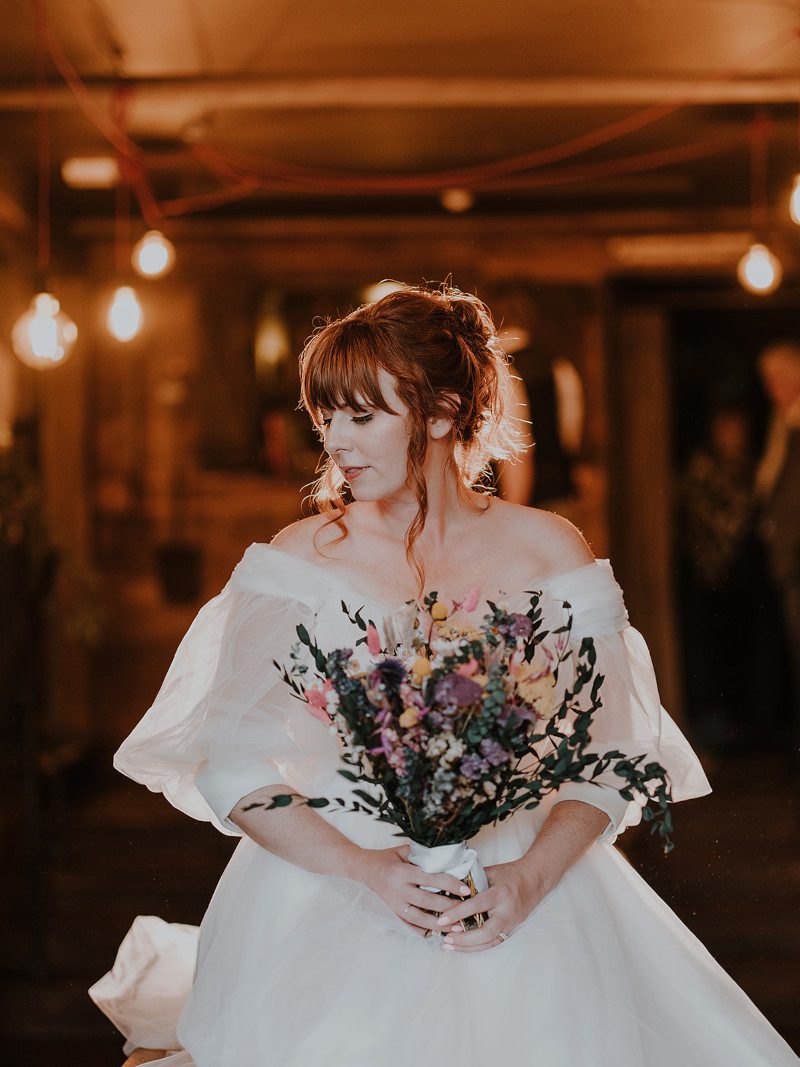 barn wedding puff sleeve tulle wedding dress classic dried flower bouquet