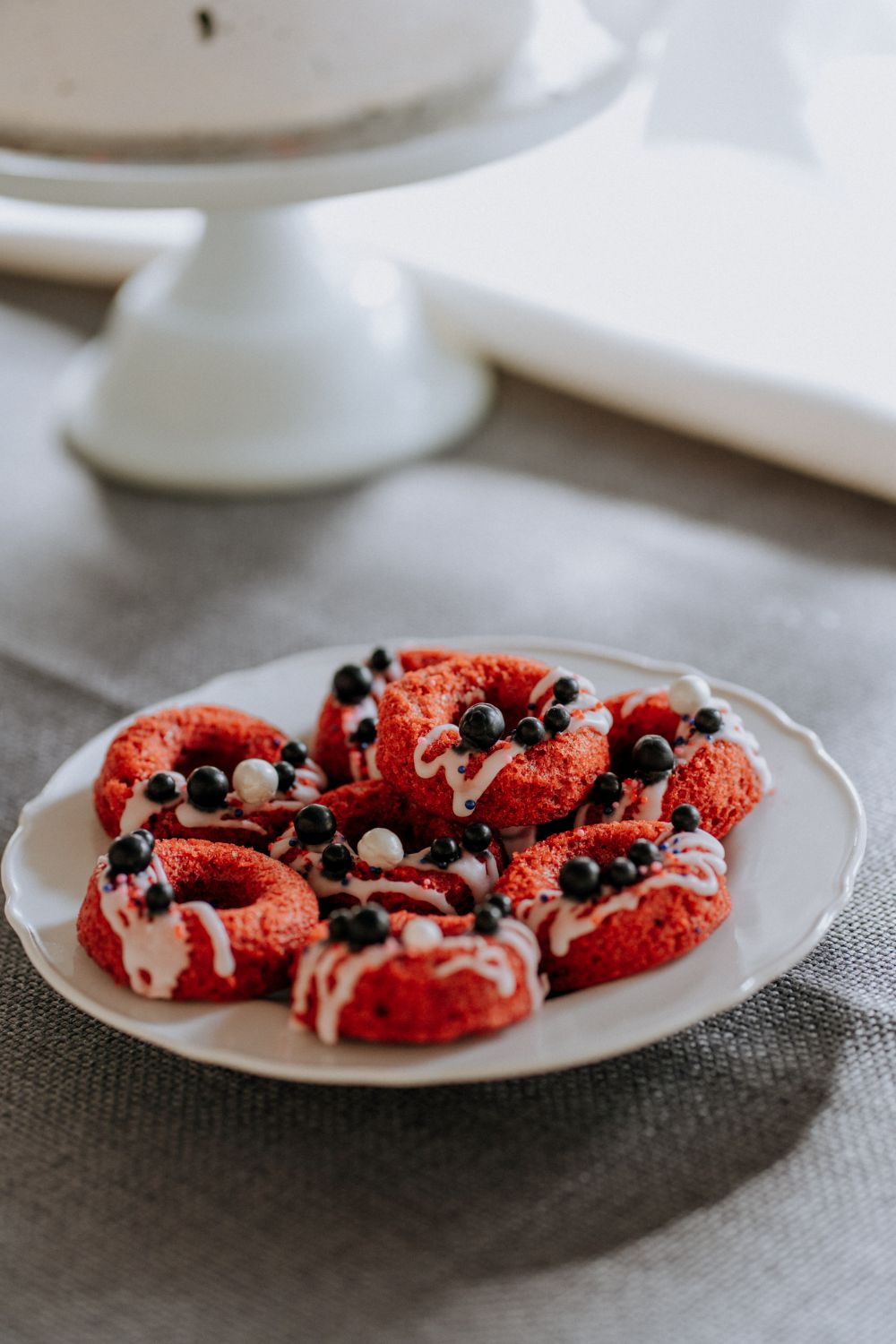 red velvet wedding mini cake doughnut bites