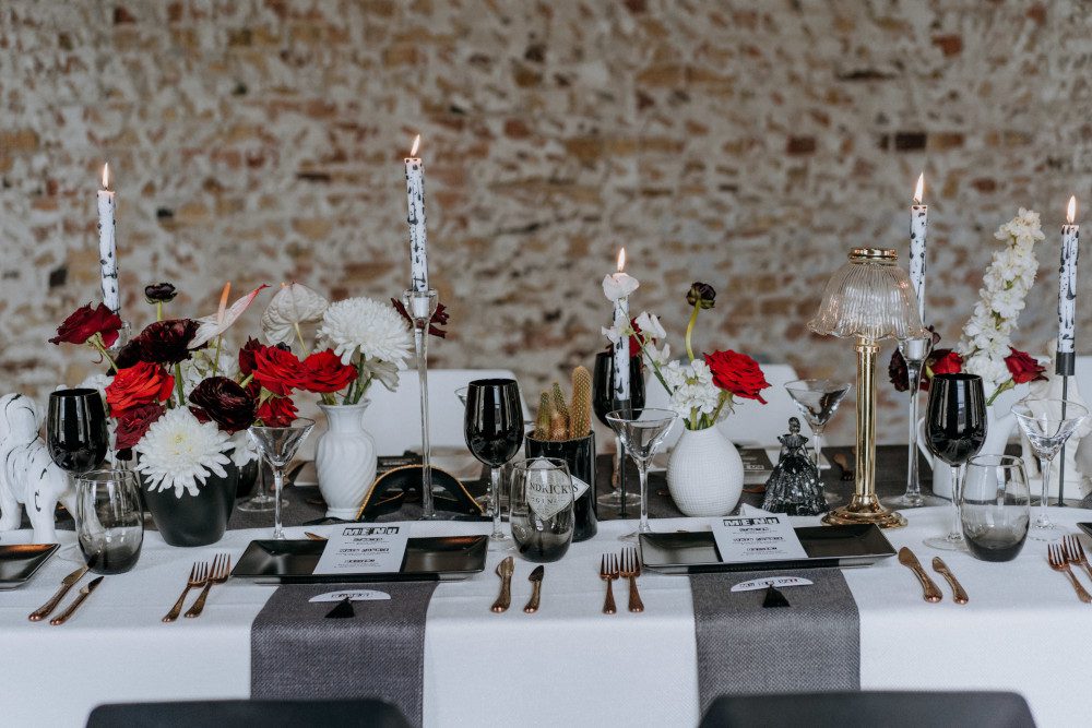 black red wedding candles glass table place layout decoration ideas