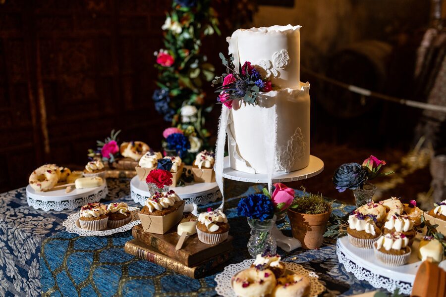 cute quirky rustic wedding cakes 1950s post-war aesthetic