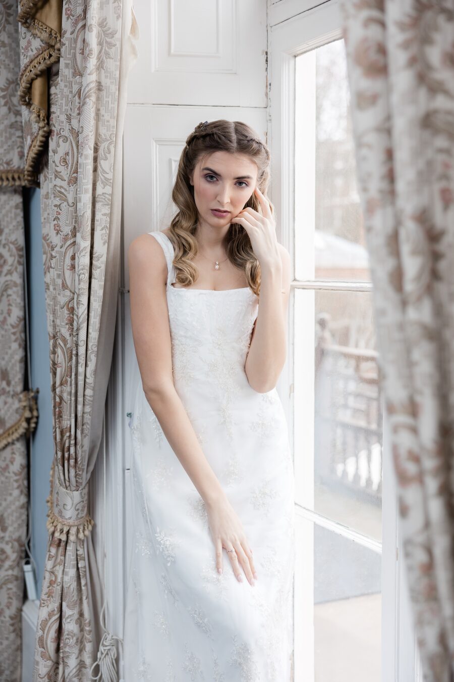 simple beautiful square neckline sleeveless wedding dress english rose bride