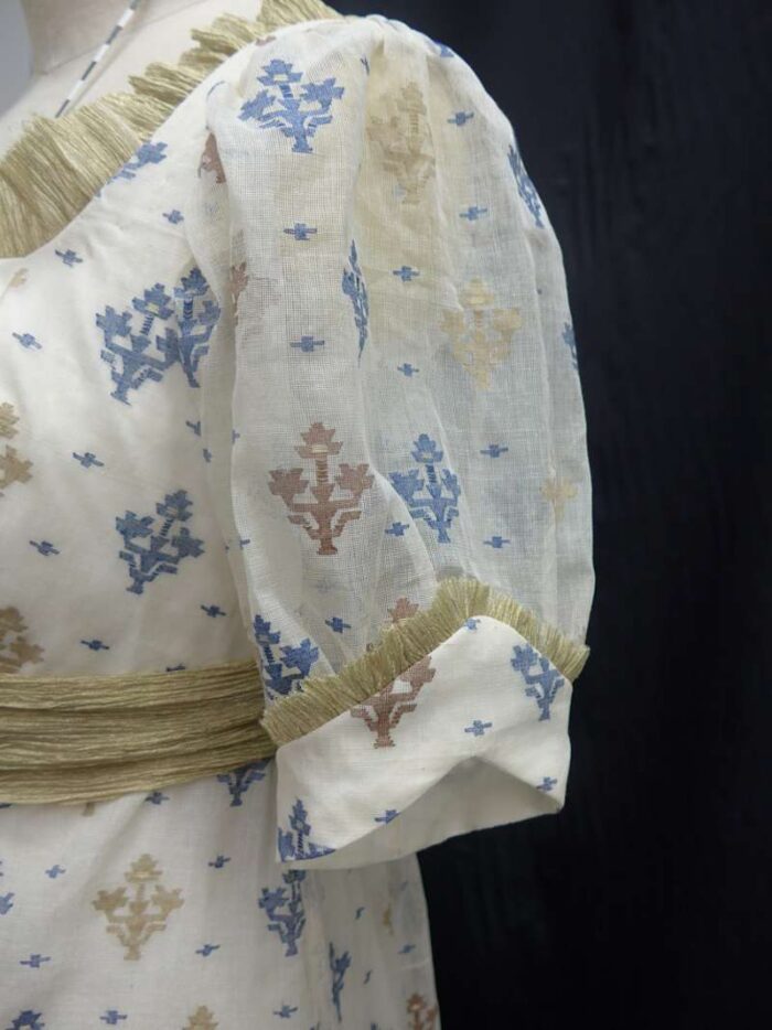 short puff sleeve on regency dress